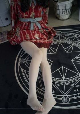 女人趴到床脱了内裤打光屁股视频